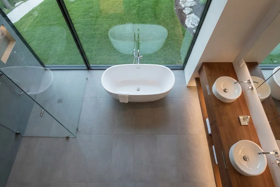 Bathroom bathtub glass wall